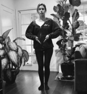 Junge Frau in Qi Gong Pose