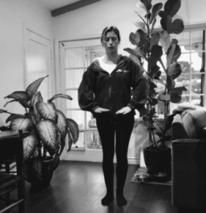 Junge Frau in Qi Gong Haltung