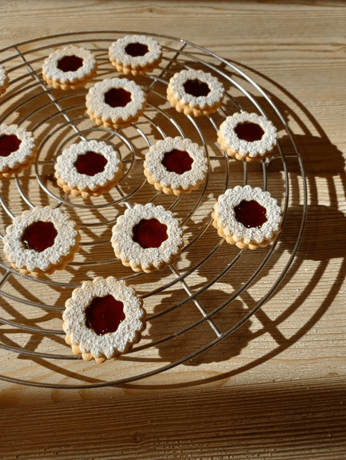 Linzer Plätzchen auf Kuchengitter