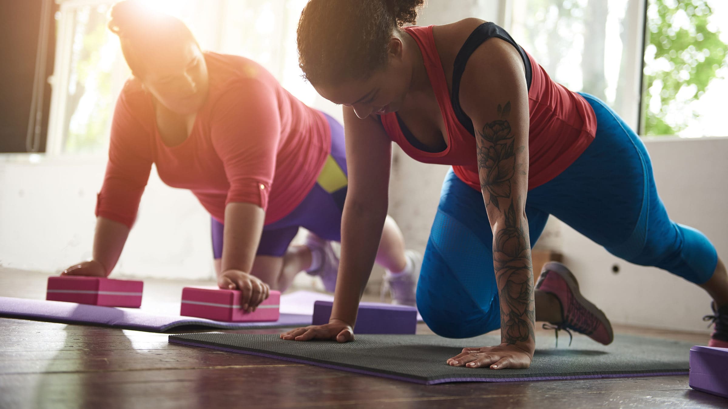 Women working out Zwei Frauen machen gemeinsam Yoga